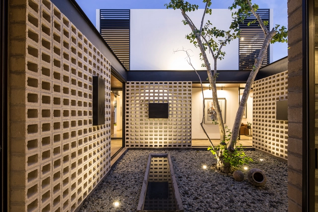Un Patio / P11 Arquitectos - Casas