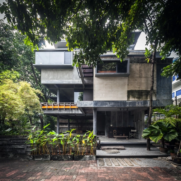 Mango Tree House / Volume Matrix Studio - Houses, Garden, Facade