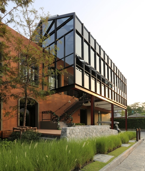 Sukhumvit 俱乐部，旧建筑的工业复兴 / AplusCon Architects - 餐饮建筑