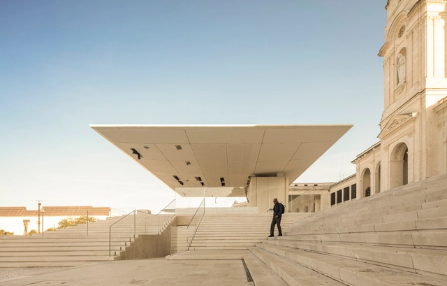 Altar en un área de oración / Paula Santos Arquitectura - Edificios Públicos
