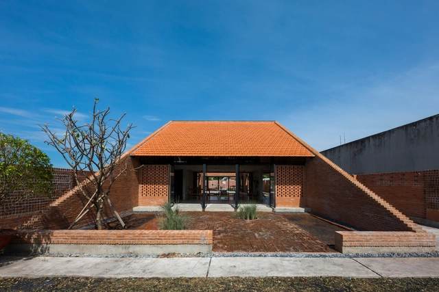 Long An House / Tropical Space - Houses, Stairs, Facade, Door