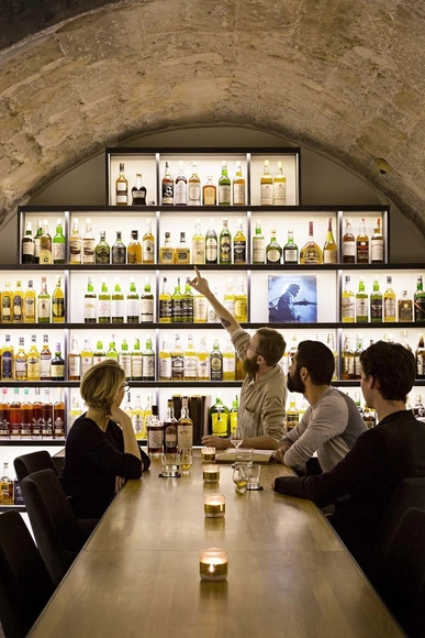 15 Bars That Combine Texture, Lighting, and Materials to Perfection - Featured Image
