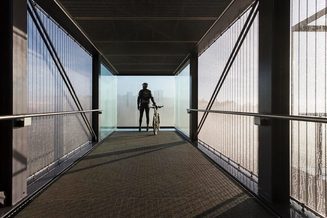 Fachadas translúcidas y respirables: 8 consejos para incorporar mallas metálicas en tu edificio - Imagen Principal