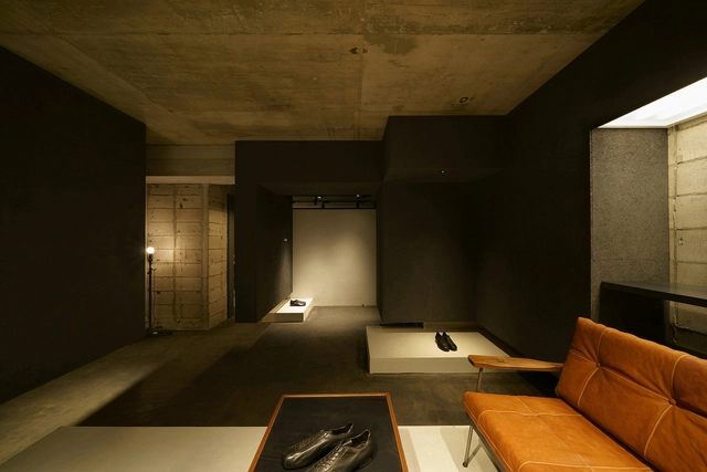 HUDSONS / Plus Maizumi Architect - Showroom, Door, Table