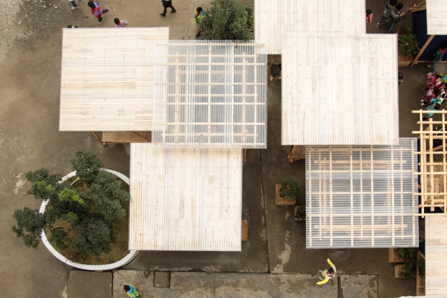 Estudantes projetam e constroem pavilhões para escola em área remota da China - Imagem de Destaque