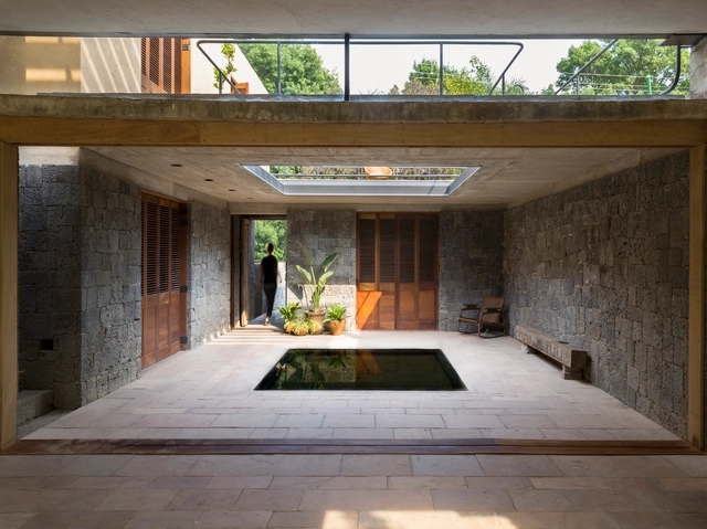 Casa Albino Ortega  / Rozana Montiel | Estudio de Arquitectura - Casas, Jardín, Fachada, Puerta, Fijación Vigas, Pilares