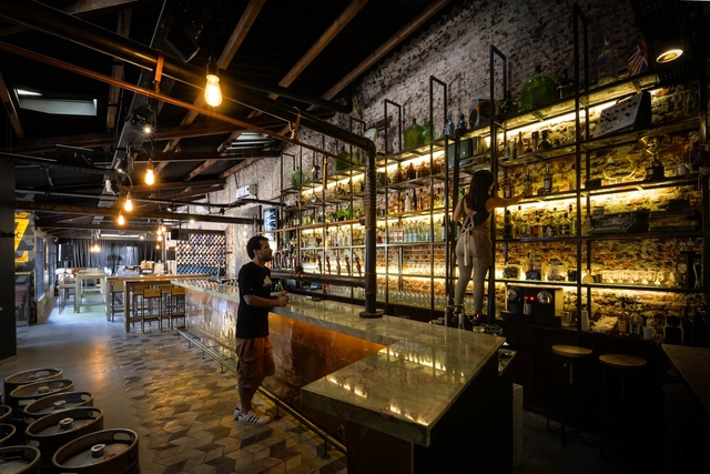 Bar Vasilly Zatec / Octava Arquitectura - Bar, Fijación Vigas, Mesas