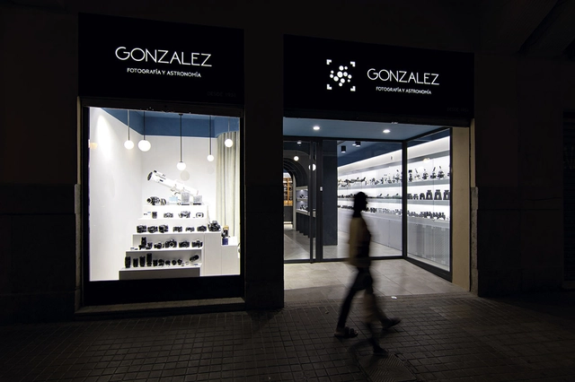 Gonzalez Fotografía y Astronomía / Nihil Estudio - Tienda, Fachada