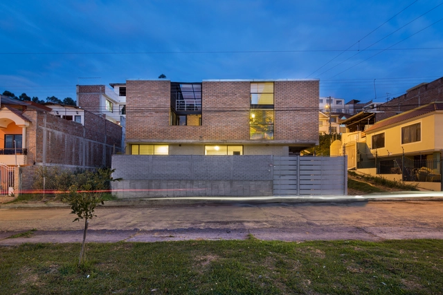 Casa R2-con ladrillos / Espinoza Carvajal Arquitectos - Casas
