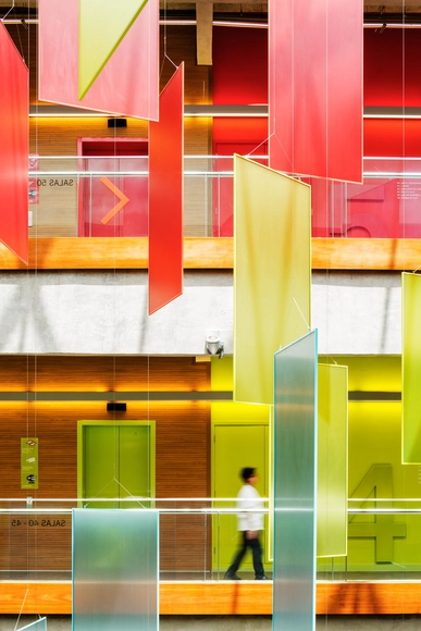 Nova Unidade Senac São Miguel Paulista / Levisky Arquitetos | Estratégia Urbana  - Hotéis, Fachada, Iluminação, Cadeira