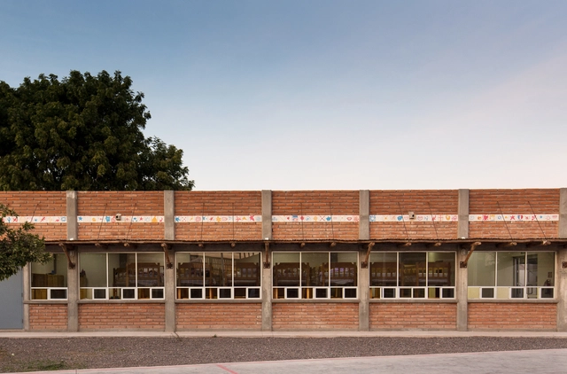 Casa del Niño Indígena / Tabb Architecture - Escuelas, Fachada, Pilares