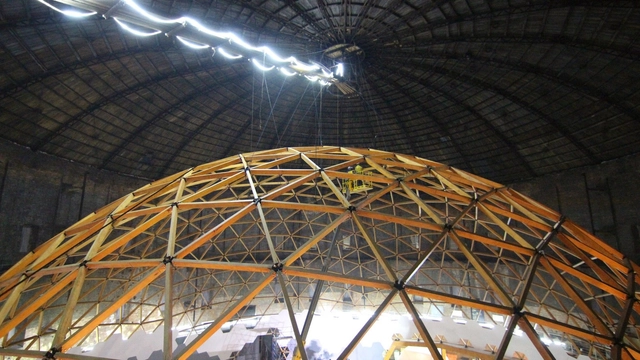 Domo geodésico de madera contiene en su interior el planetario más grande del mundo - Imagen Principal