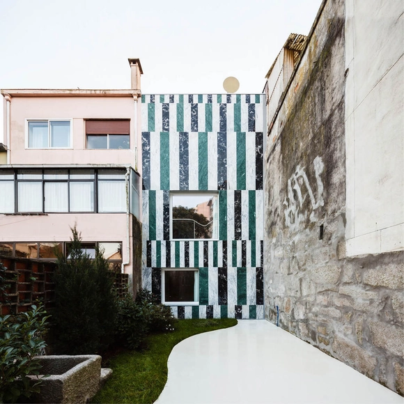 Casa na Rua do Paraíso / fala - Renovação, Aido, Fachada, Escada