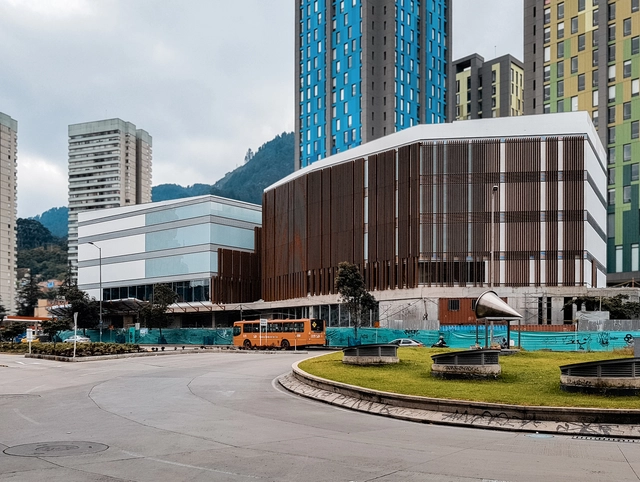 Así avanza la construcción de la Cinemateca Distrital de Bogotá, diseñada por Colectivo 720 - Cine, Fachada, Urbano