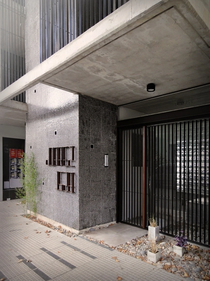 Edificio Juarez 3528 / Curi Arquitectos - Residencial, Fachada, Puerta, Barandas