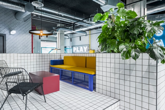 The Student Hotel Campus Marina Barcelona / Masquespacio - Coliving, Fachada, Sillas, Mesas