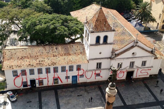 Pateo do Collegio, um dos principais marcos históricos de São Paulo, tem sua fachada pichada - Imagem de Destaque