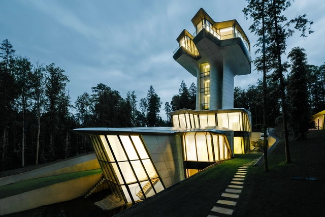 Primeira e única residência privada de Zaha Hadid é construída em floresta na Rússia - Imagem de Destaque
