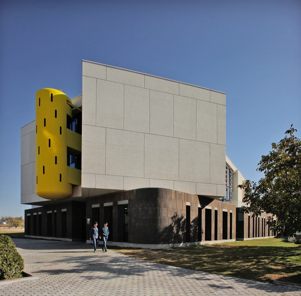 Ayb 中学 / Storaket Architectural Studio - 小学及初中