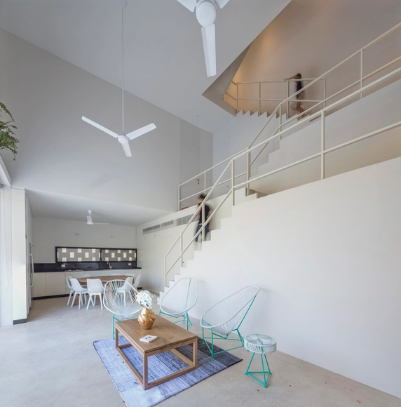 Casa PM / Cadaval & Solà-Morales - Casas, Dormitorio, Fijación Vigas, Puerta, Sillas, Mesas