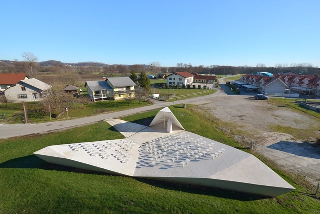 Praça pública de Skorba / Enota - Capela