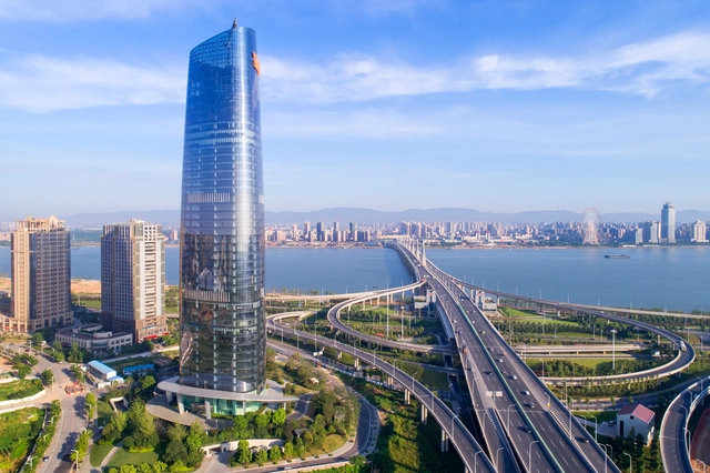  Nanchang Sinic Center  / Shanghai Tianhua Architecture Planning & Engineering - Edificio De Oficinas