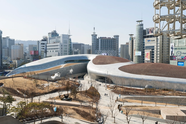 Dongdaemun Design Plaza de Zaha Hadid, pelas lentes de Andres Gallardo - Imagem de Destaque