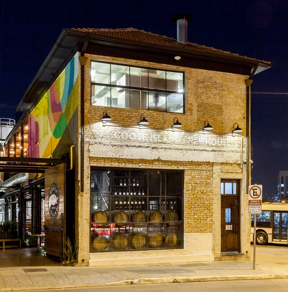 Goose Island Brewhouse / SuperLimão + McKinley Burkart - Brewery