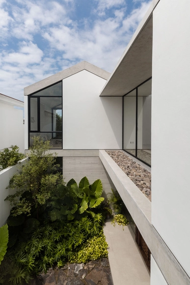 Casa  HL-1 / [H] arquitectos - Casas, Patio interior, Fachada