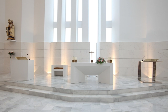 Iglesia de Santa Ana y San Joaquín / RGRM Arquitectos - Iglesia, Pilares, Arco, Fachada