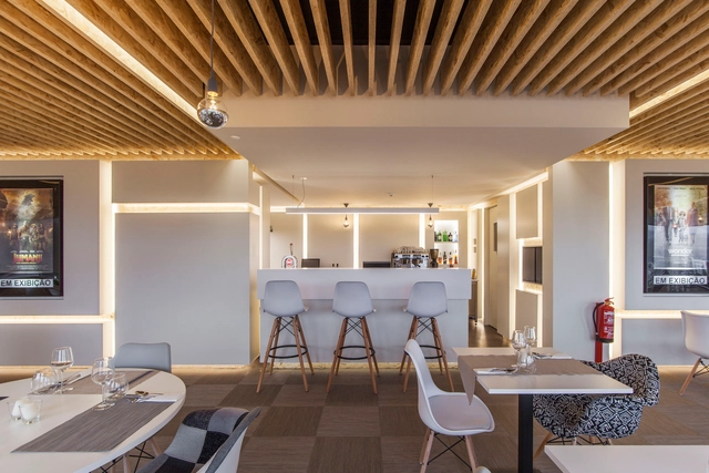 Cinemax / Terra Arquitectos - Renovação, Viga, Mesa, Cadeira, Iluminação