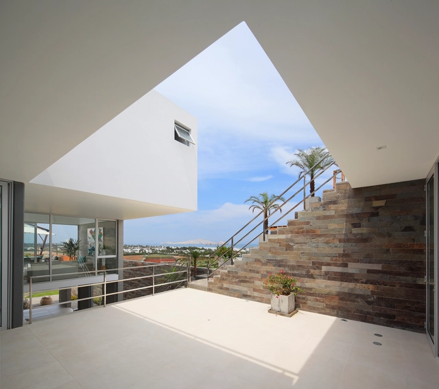 Casa Horadada / Seinfeld Arquitectos - Casas, Fachada, Escaleras, Barandas