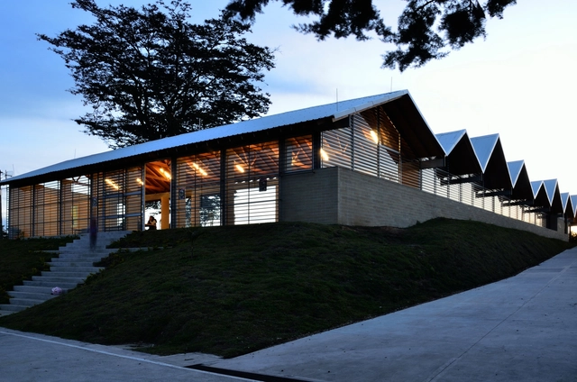 Rural School Alto del Mercado / Ana Elvira Vélez + Juan B. Echeverri - Schools 