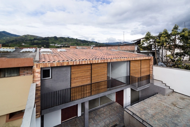 Casa Chuquiribamba 47-71 / Angel Montaño - Casas, Fachada, Balcón