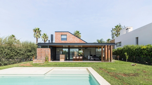 Vivienda en San Marino Funes Hills / Mariel Suárez - Casas, Jardín, Fachada, Puerta