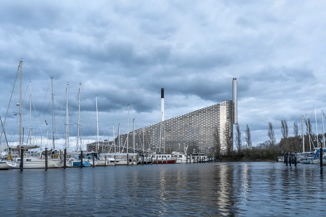 Fotógrafo registra as obras da usina de energia com pista de esqui na cobertura projetada pelo BIG - Imagem de Destaque