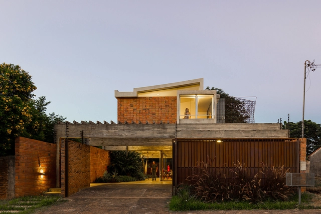 Residência Gaiola / - = + x - - Casas