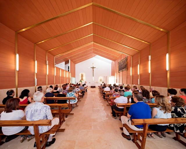 Iglesia Parroquial en Brácana / Fresneda & Zamora Arquitectura - Iglesia, Sillas, Mesas