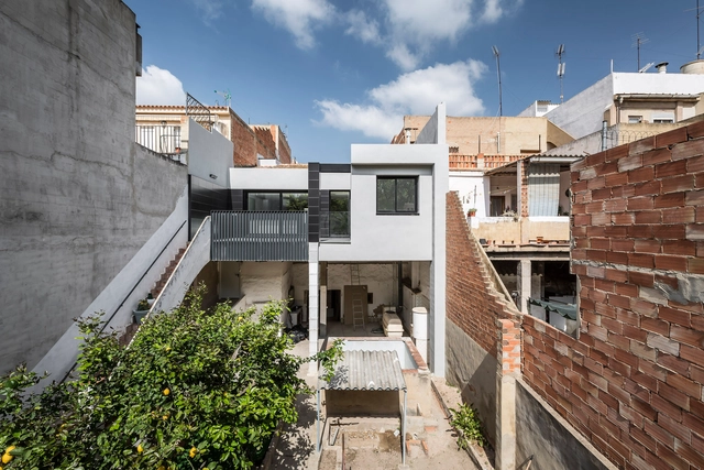 Vivienda entre viviendas / alberto facundo - Casas, Fachada, Escaleras, Barandas, Balcón