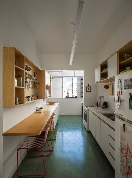 Apartamento Sabará / Sabiá Arquitetos - Edifício De Apartamentos, Cozinha, Viga, Porta, Mesa, Bancada, Cadeira