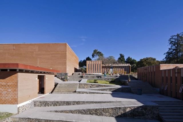 Facultad de Artes, UAEM / Rec Arquitectura - Universidad, Patio interior, Escaleras, Fachada