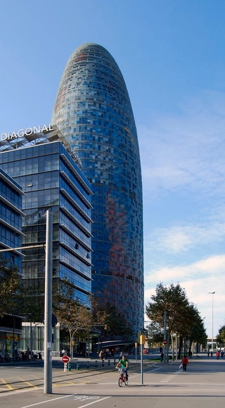 Facebook instala oficinas para combatir las noticias falsas en la Torre Agbar de Barcelona - Imagen Principal
