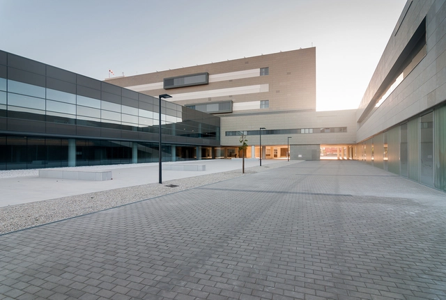 Hospital General de la Línea de la Concepción  / Planho Consultores - Hospital, Fachada