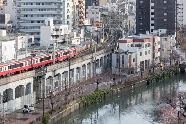7 arquitectos crean 7 nuevos espacios comunitarios bajo una estructura abandonada en Japón - Imagen Principal