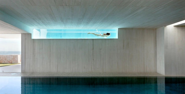 14 Exemplos de como incorporar uma piscina no interior de uma casa - Imagem de Destaque