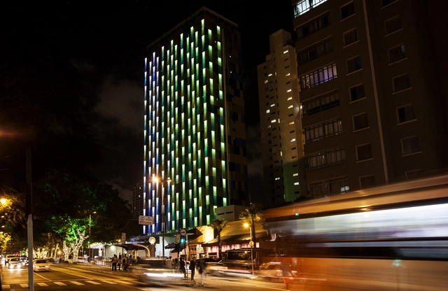 Arquitetura hackeada? Fachada responde a estímulos e poluição do ar - Imagem de Destaque