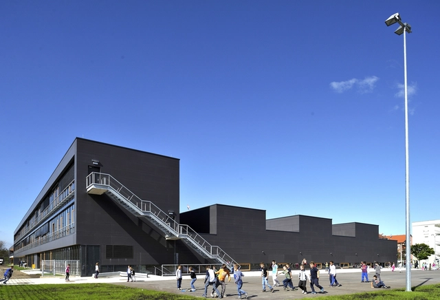 Complejo educacional Kajzerica / Sangrad + AVP - Escuelas