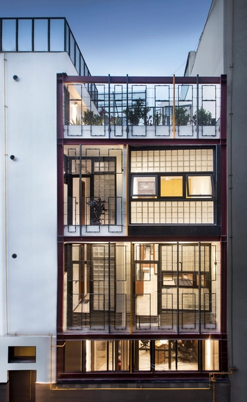 井与灯塔之间的透明屋 / Harsh Vardhan Jain Architects - 更新项目