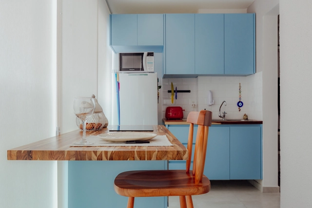 Apto Cosmo / COMMO NÚCLEO - Design De Interiores, Cozinha, Mesa, Bancada, Pia, Cadeira