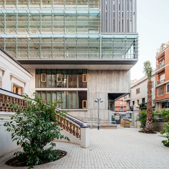 Vil·la Urània, complejo de equipamientos nZEB / SUMO Arquitectes SLP + Y.Olmo - Sustentabilidad Y Diseño Ecológico, Patio interior, Fachada